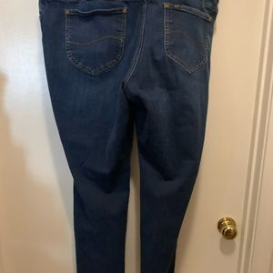 Regular straight leg.